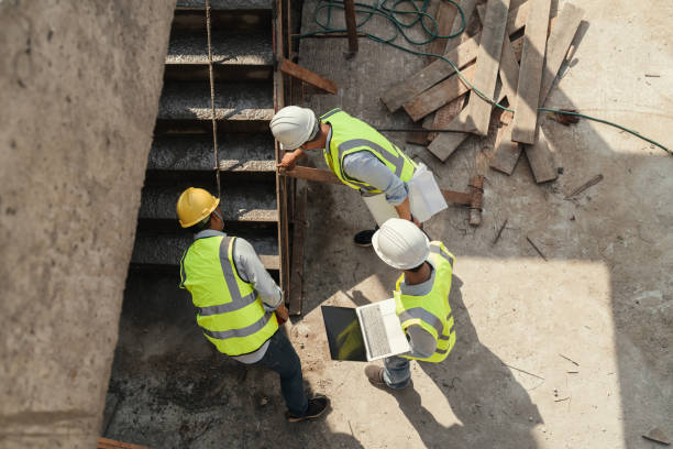 Équipe de chantier sur un escalier en béton